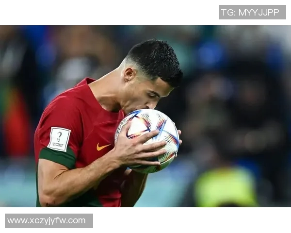 美女与足球明星甜蜜亲吻瞬间引发热议,爱情与运动的完美结合 美女与足球明星甜蜜亲吻瞬间引发热议,爱情与运动的完美结合